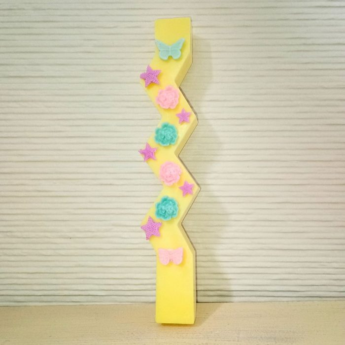 Αρωματική Λαμπάδα από Φυτικό Κερί - Πεταλούδες και Λουλούδια σε Φόντο Κίτρινο Αρωματική Λαμπάδα από Φυτικό Κερί - Πεταλούδες και Λουλούδια σε Φόντο Κίτρινο - Image 1