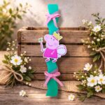 Χειροποίητη Αρωματική Λαμπάδα με Ξύλινο Διακοσμητικό Peppa Pig - Σχέδιο Α